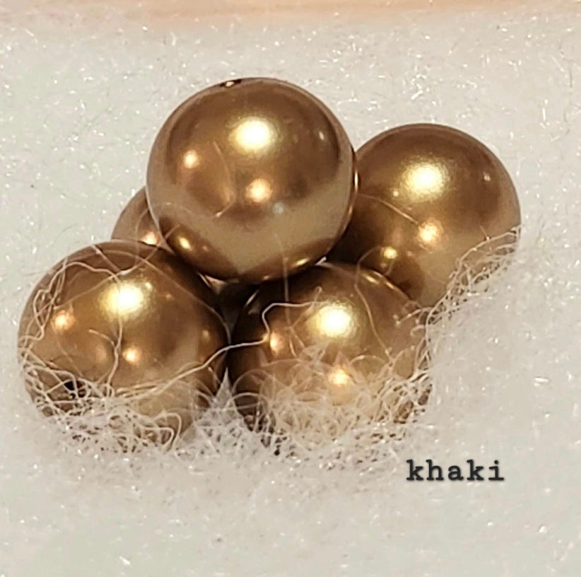 For a natural look, try the khaki pearls.