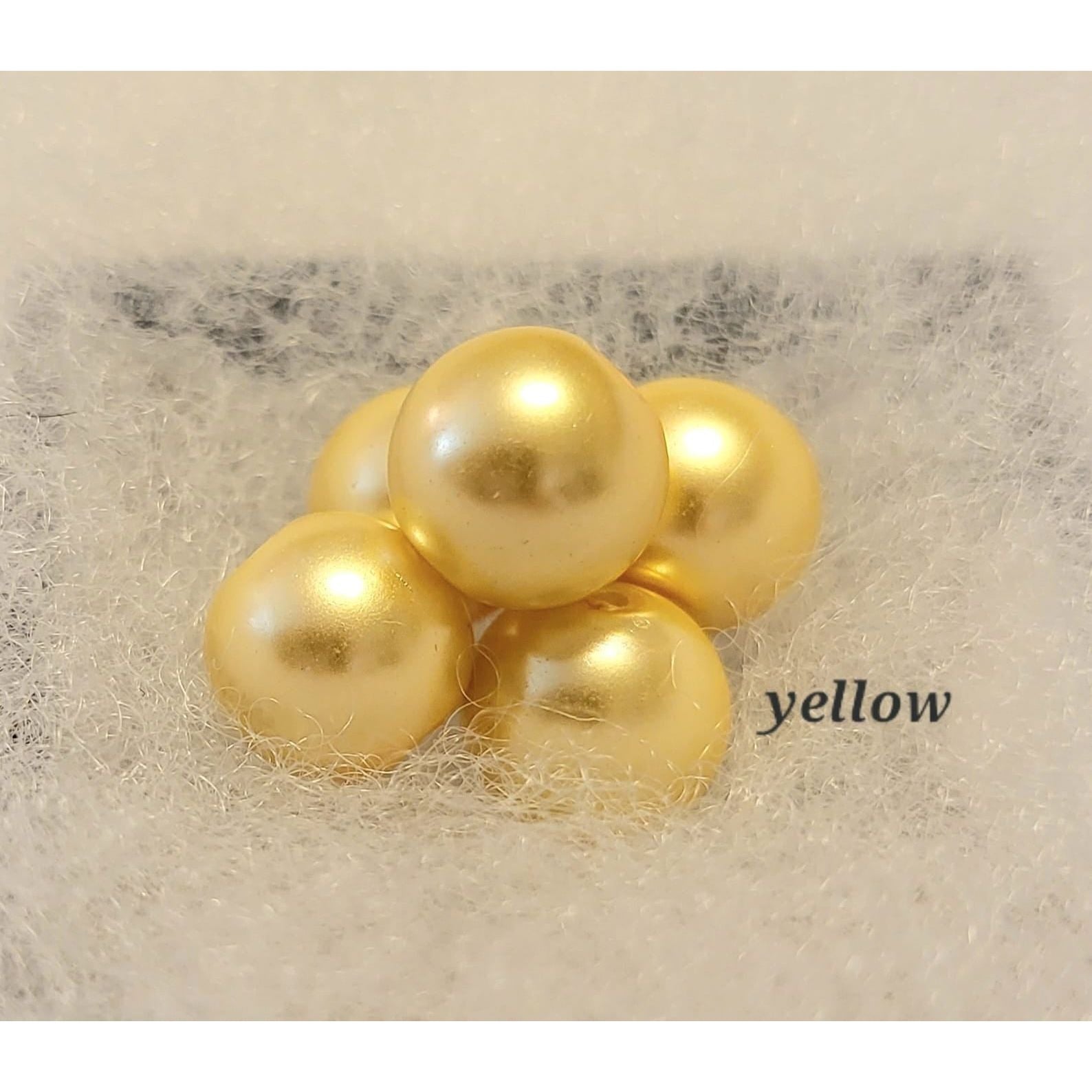 A pop of yellow pearls to add some fun.